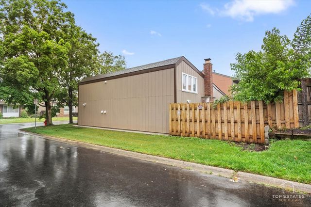 1018 BOB O LINK Lane, Darien, IL 60561