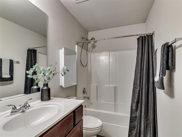 9220 NW 70th Street, Yukon, OK 73099