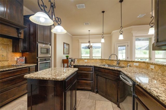 208 Ellis Creek Drive, Weatherford, TX 76085