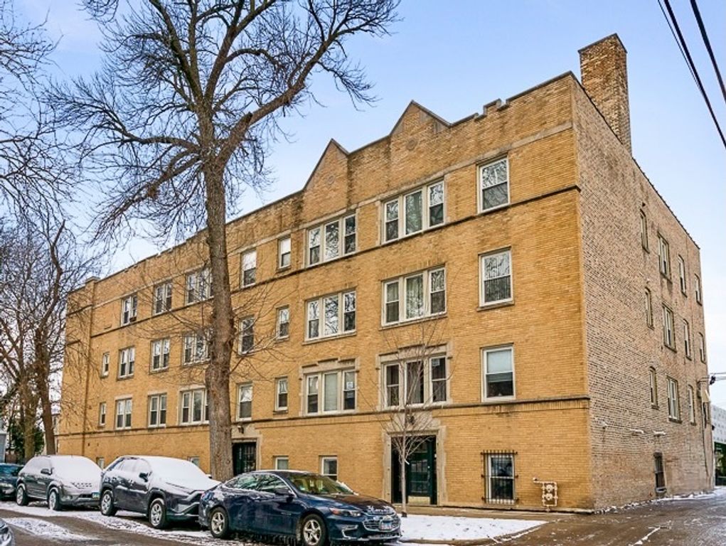 Image 1 of property listing at 3654 W Belle Plaine Avenue 303, Chicago, IL 60618