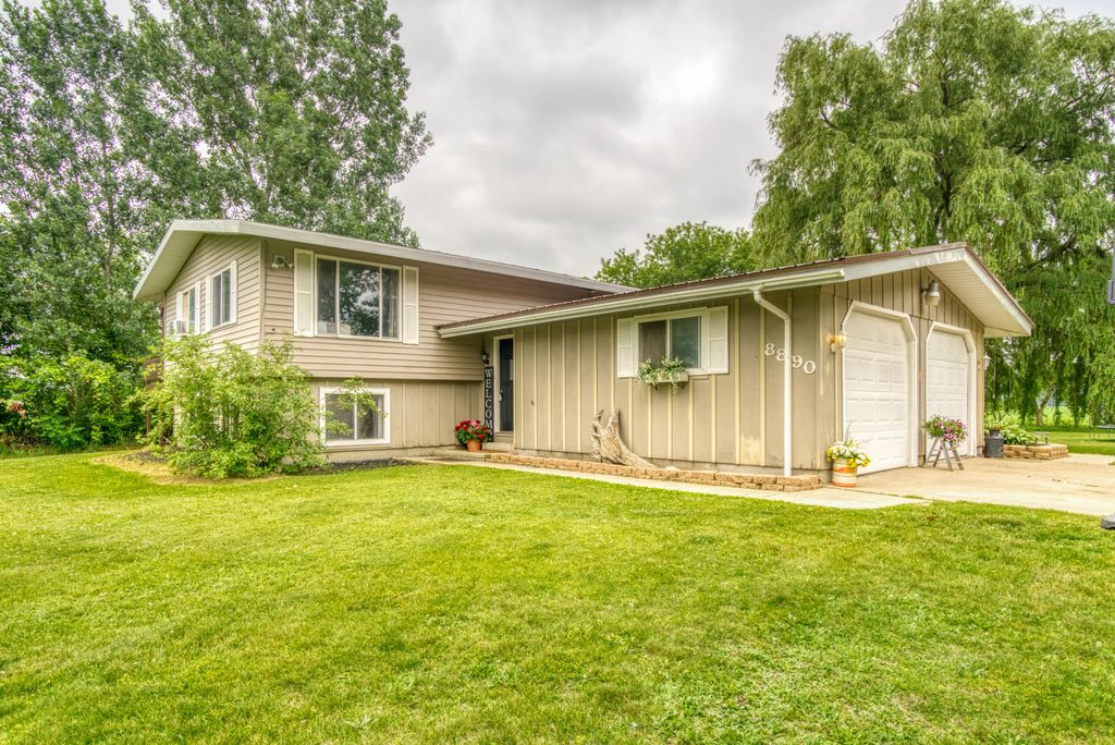 8890 Nw Lake Road, Belvidere Twp, MI 48886