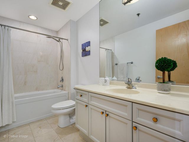 1201 W Adams Street 608, Chicago, IL 60607