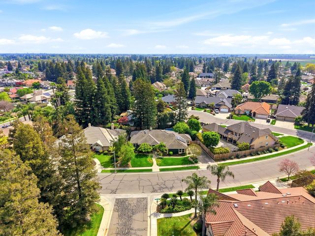2134 SW Cottonwood Circle, Visalia, CA 93277
