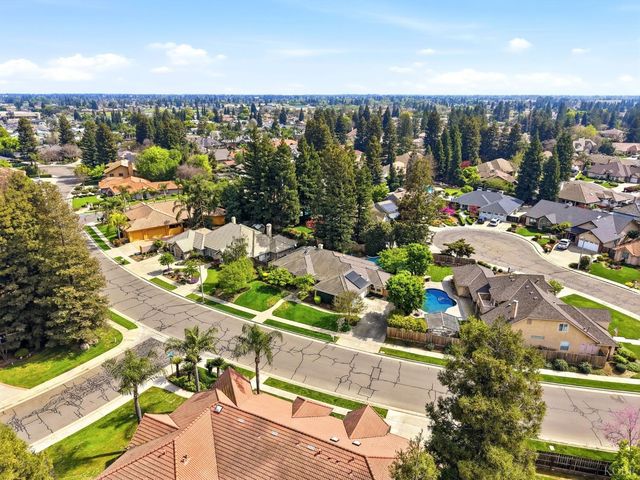 2134 SW Cottonwood Circle, Visalia, CA 93277