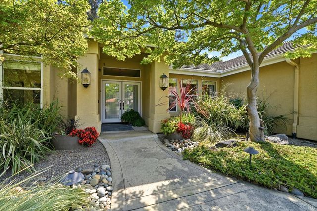 2134 SW Cottonwood Circle, Visalia, CA 93277