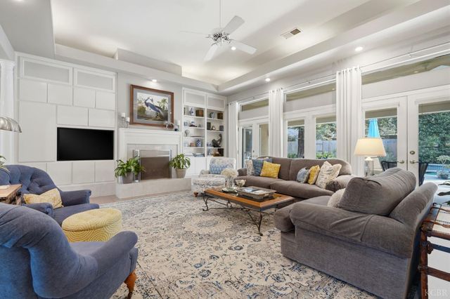 2134 SW Cottonwood Circle, Visalia, CA 93277