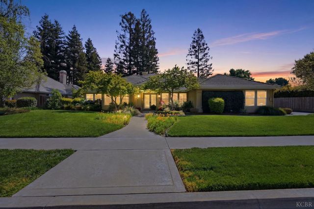 2134 SW Cottonwood Circle, Visalia, CA 93277