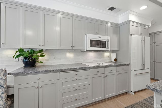 2134 SW Cottonwood Circle, Visalia, CA 93277