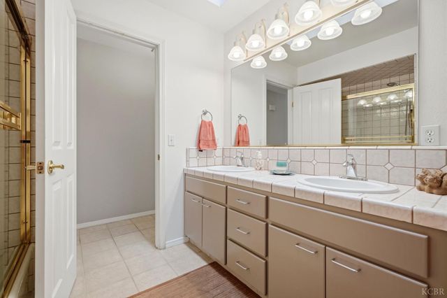 2134 SW Cottonwood Circle, Visalia, CA 93277