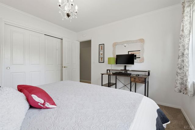 2134 SW Cottonwood Circle, Visalia, CA 93277