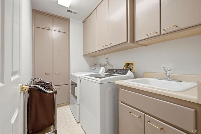 2134 SW Cottonwood Circle, Visalia, CA 93277