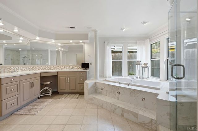 2134 SW Cottonwood Circle, Visalia, CA 93277