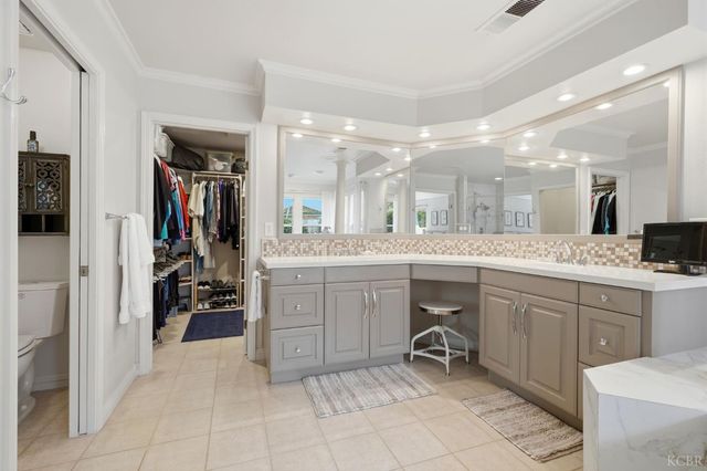 2134 SW Cottonwood Circle, Visalia, CA 93277