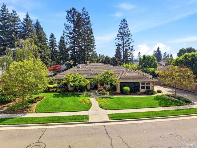 2134 SW Cottonwood Circle, Visalia, CA 93277