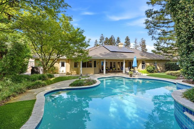 2134 SW Cottonwood Circle, Visalia, CA 93277