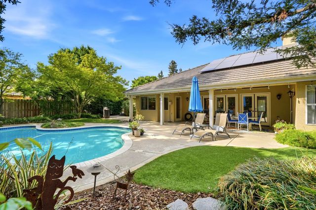 2134 SW Cottonwood Circle, Visalia, CA 93277