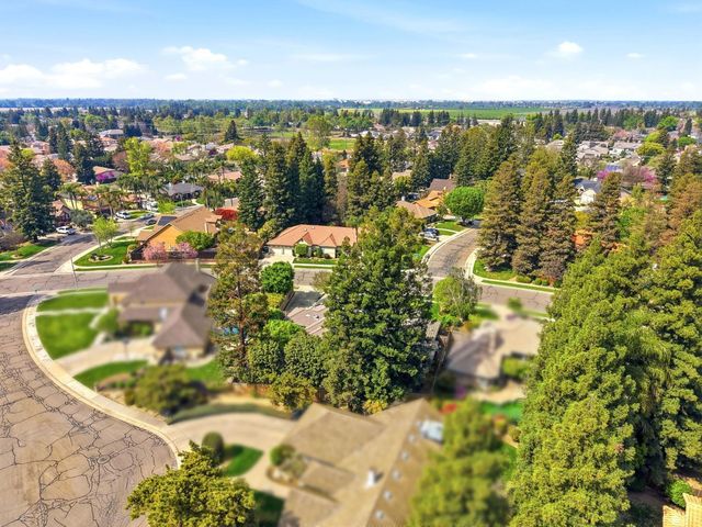 2134 SW Cottonwood Circle, Visalia, CA 93277