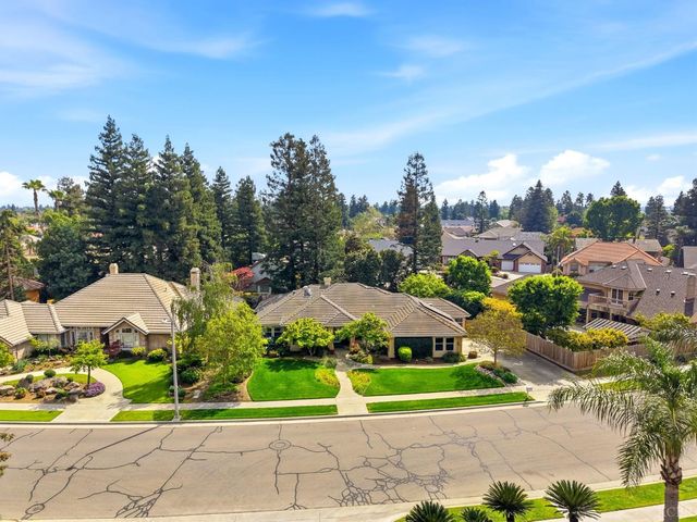 2134 SW Cottonwood Circle, Visalia, CA 93277