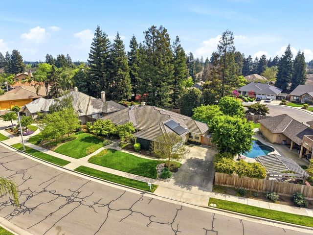 2134 SW Cottonwood Circle, Visalia, CA 93277