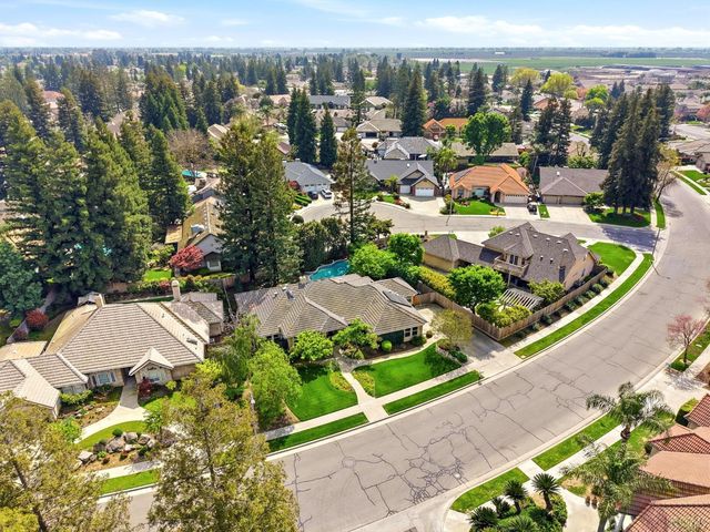 2134 SW Cottonwood Circle, Visalia, CA 93277