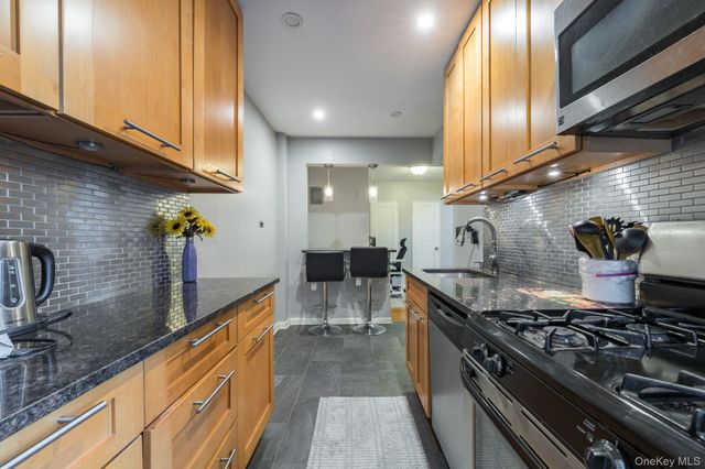 182-25 Wexford Terrace 410, Jamaica Estates, NY 11432