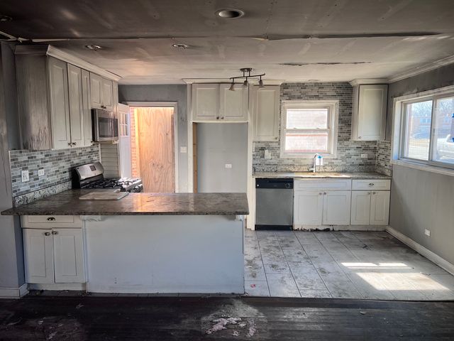 10235 S Oglesby Avenue, Chicago, IL 60617