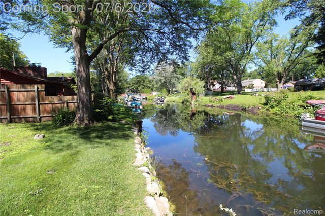11144 Beryl Drive, White Lake Charter Township, MI 48386