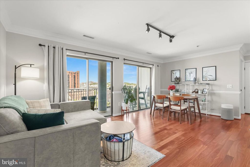 Image 9 of property listing at 2702 LIGHTHOUSE PT E #516, Baltimore, MD 21224