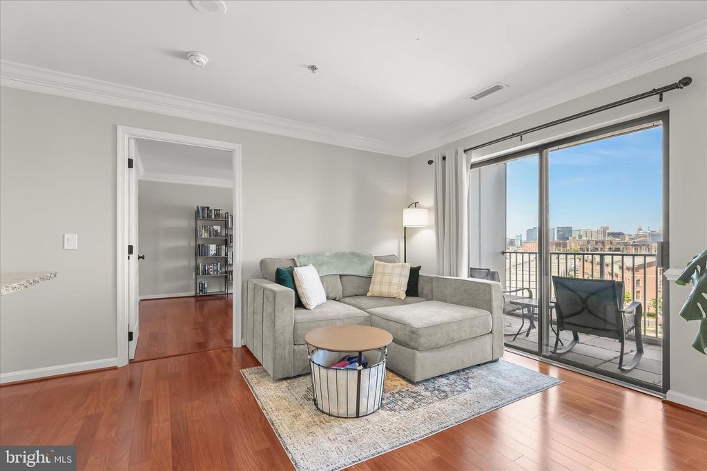 Image 10 of property listing at 2702 LIGHTHOUSE PT E #516, Baltimore, MD 21224