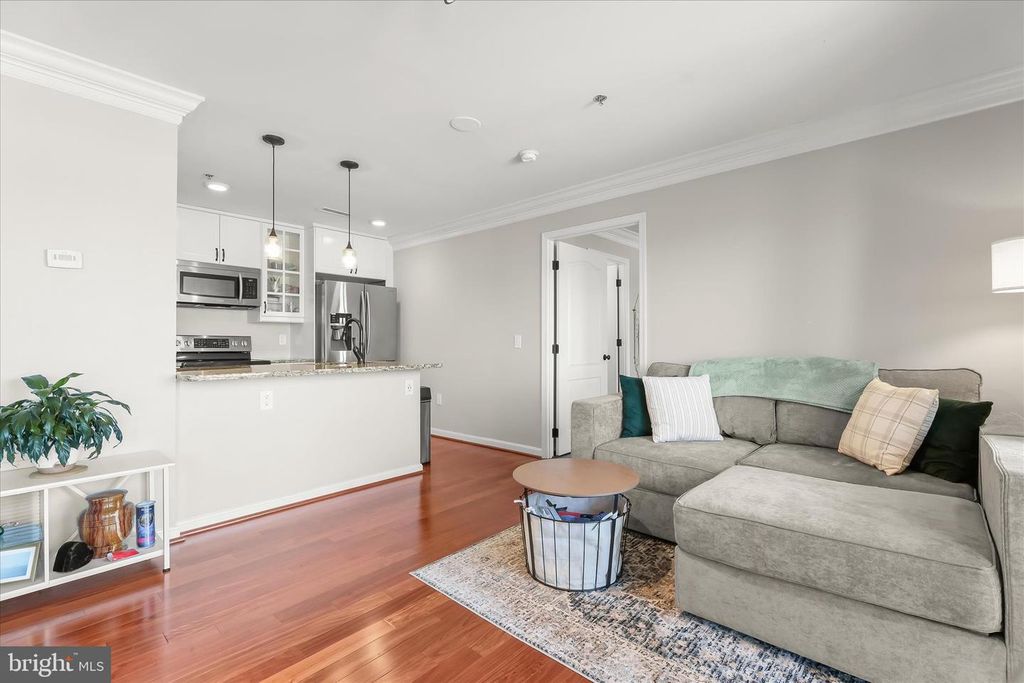Image 11 of property listing at 2702 LIGHTHOUSE PT E #516, Baltimore, MD 21224