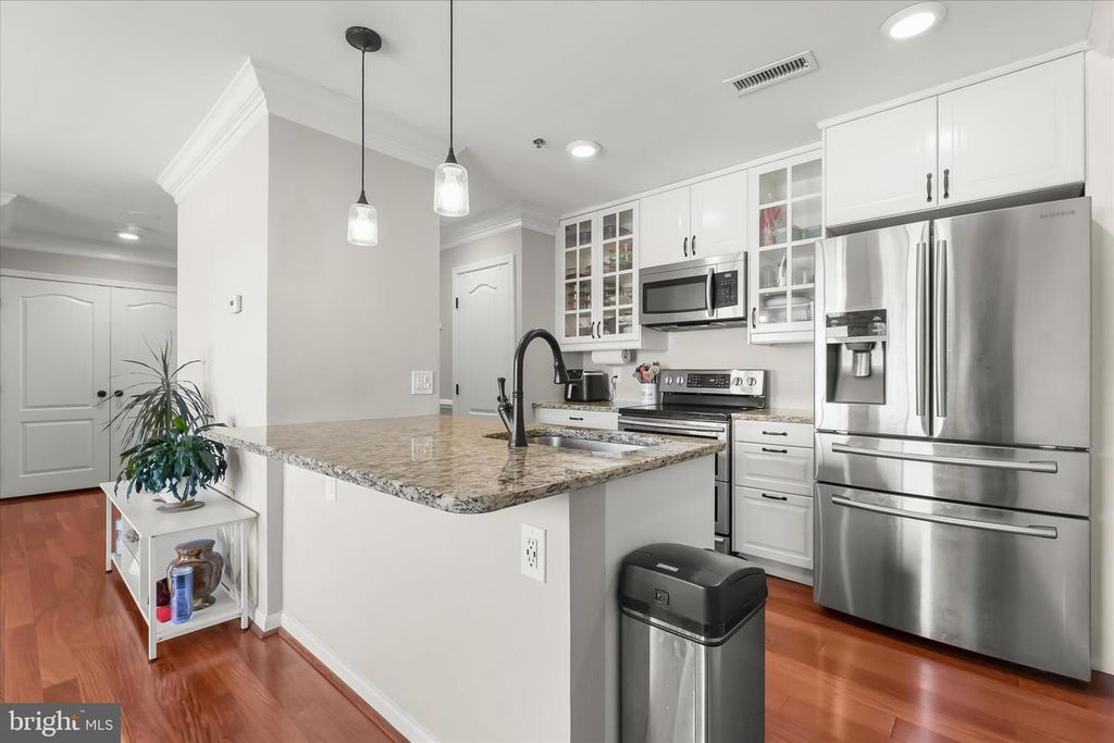 Image 12 of property listing at 2702 LIGHTHOUSE PT E #516, Baltimore, MD 21224
