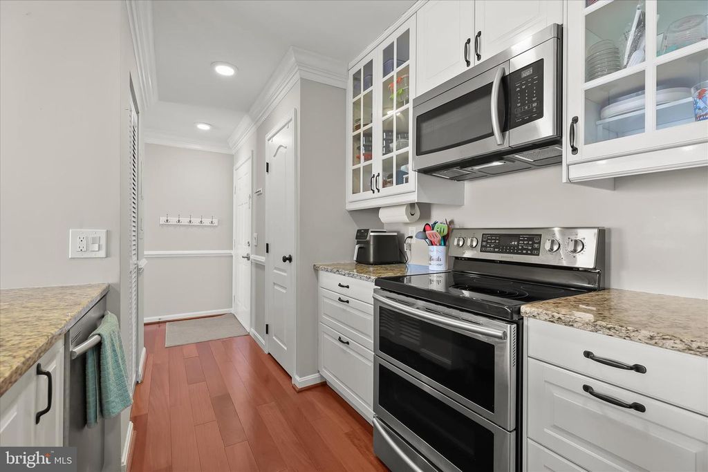 Image 13 of property listing at 2702 LIGHTHOUSE PT E #516, Baltimore, MD 21224