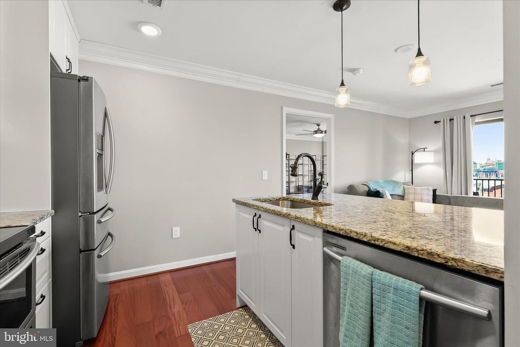 Image 14 of property listing at 2702 LIGHTHOUSE PT E #516, Baltimore, MD 21224