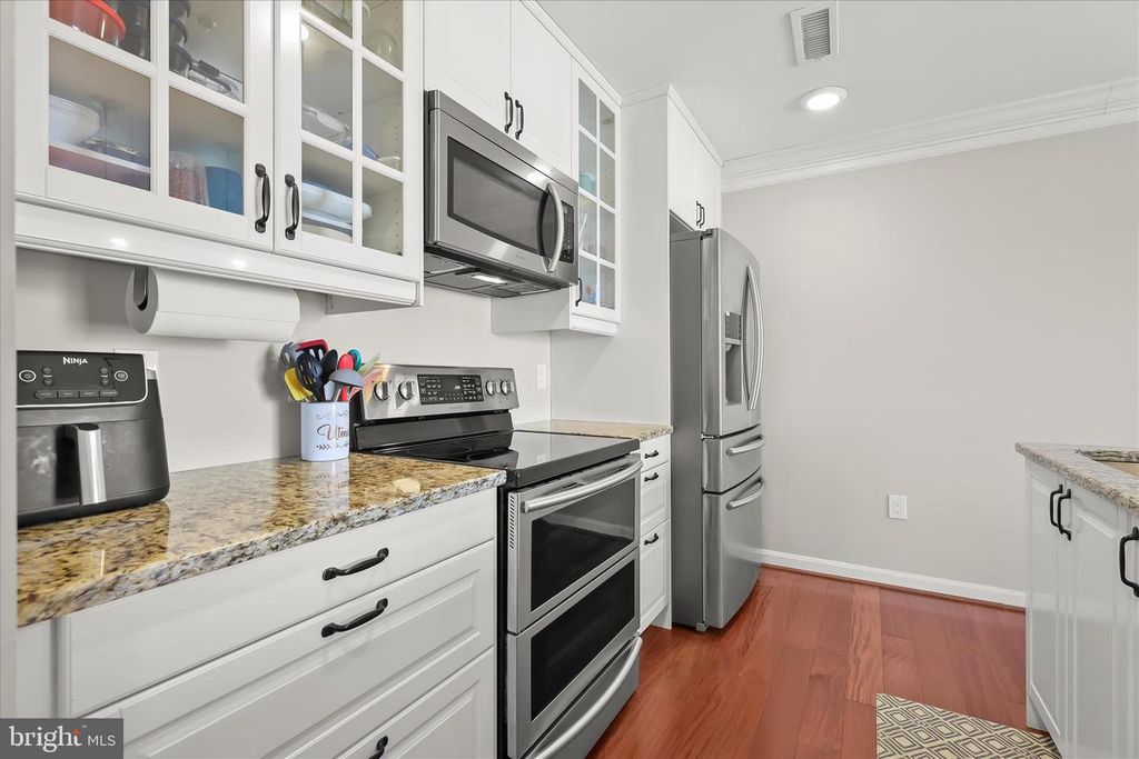 Image 15 of property listing at 2702 LIGHTHOUSE PT E #516, Baltimore, MD 21224