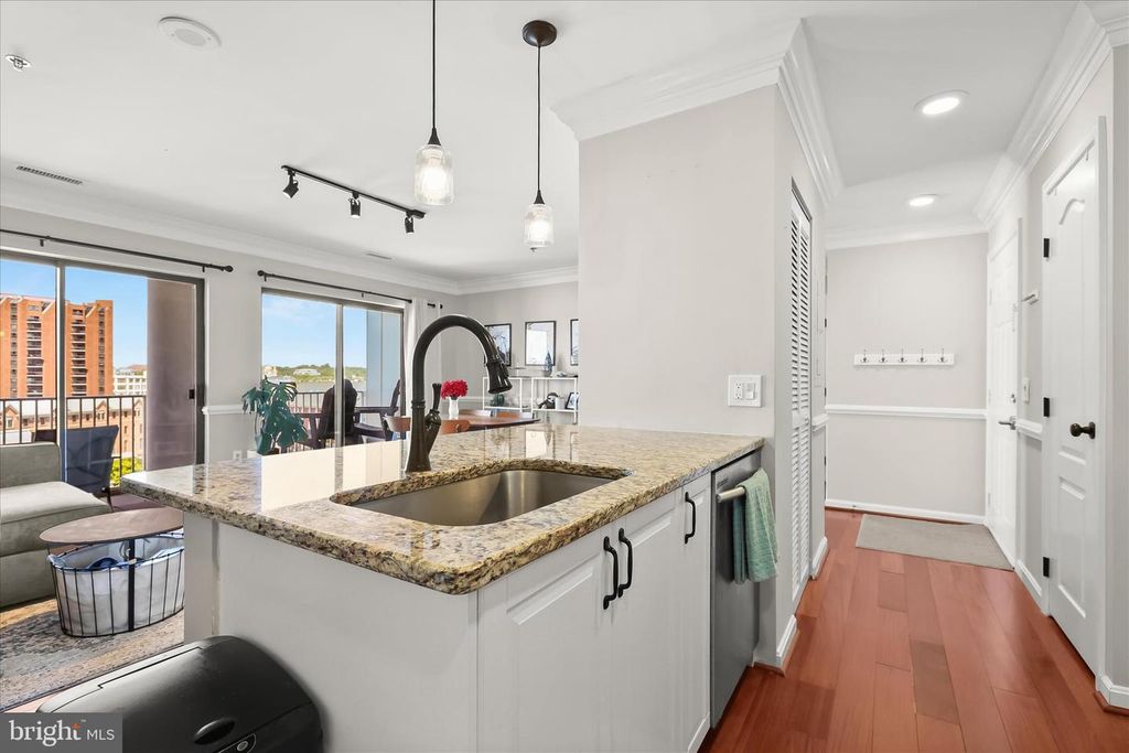 Image 16 of property listing at 2702 LIGHTHOUSE PT E #516, Baltimore, MD 21224