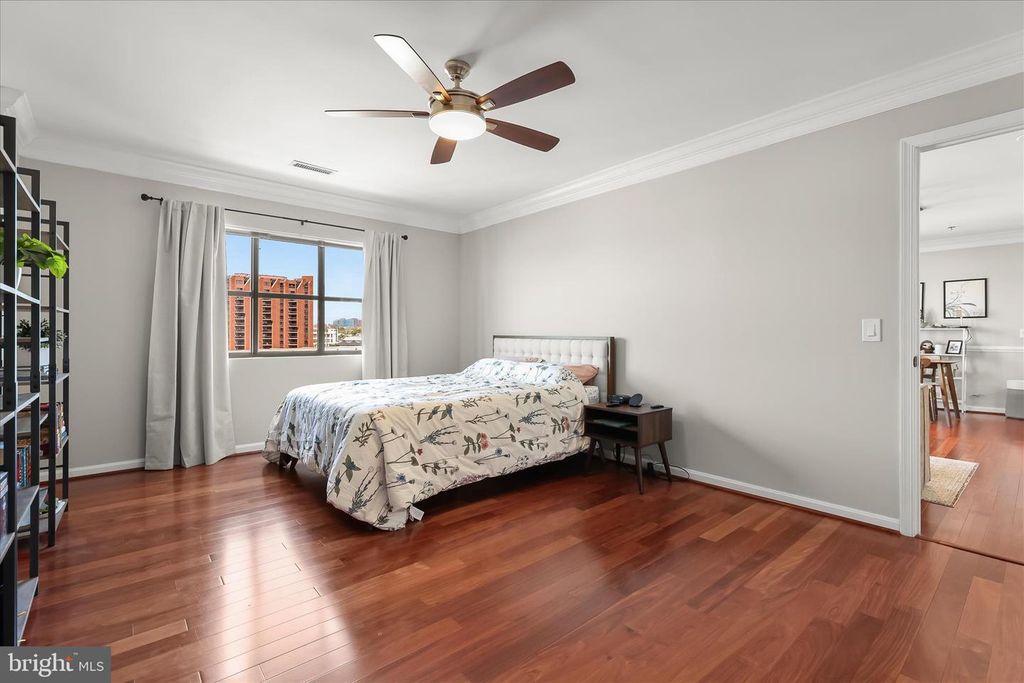 Image 18 of property listing at 2702 LIGHTHOUSE PT E #516, Baltimore, MD 21224