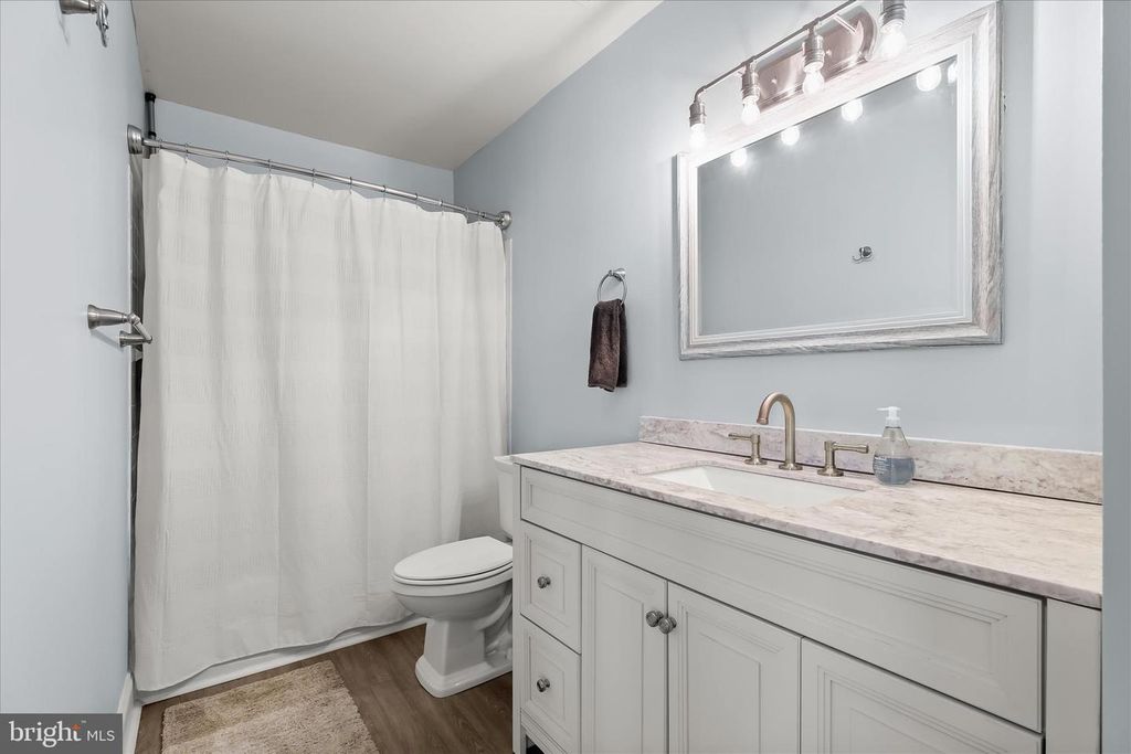 Image 26 of property listing at 2702 LIGHTHOUSE PT E #516, Baltimore, MD 21224