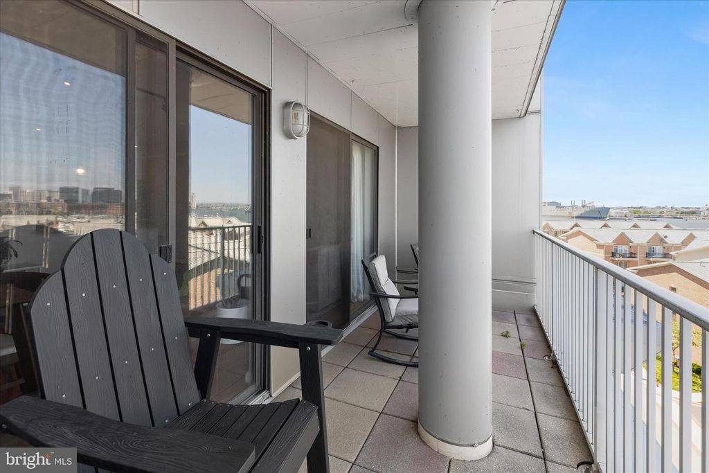 Image 27 of property listing at 2702 LIGHTHOUSE PT E #516, Baltimore, MD 21224