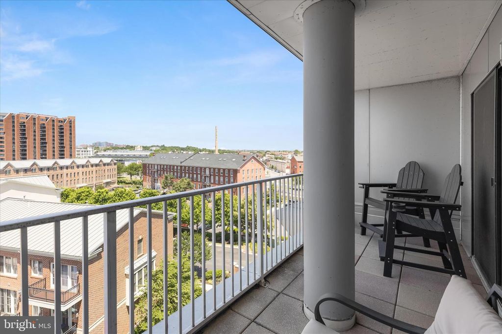 Image 28 of property listing at 2702 LIGHTHOUSE PT E #516, Baltimore, MD 21224