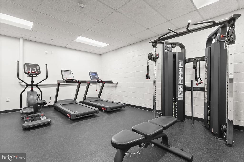 Image 35 of property listing at 2702 LIGHTHOUSE PT E #516, Baltimore, MD 21224
