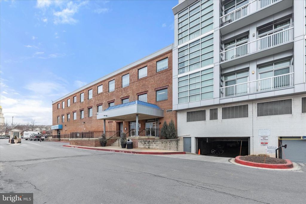 Image 38 of property listing at 2702 LIGHTHOUSE PT E #516, Baltimore, MD 21224