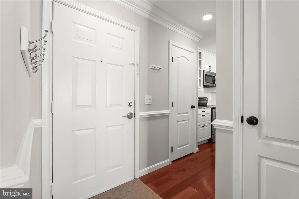 Image 3 of property listing at 2702 LIGHTHOUSE PT E #516, Baltimore, MD 21224
