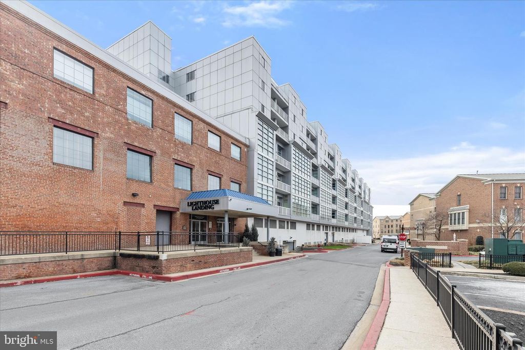Image 39 of property listing at 2702 LIGHTHOUSE PT E #516, Baltimore, MD 21224