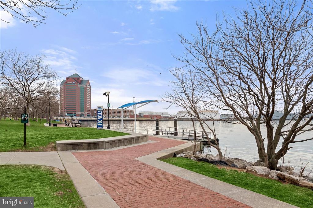 Image 43 of property listing at 2702 LIGHTHOUSE PT E #516, Baltimore, MD 21224