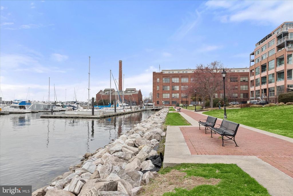 Image 44 of property listing at 2702 LIGHTHOUSE PT E #516, Baltimore, MD 21224