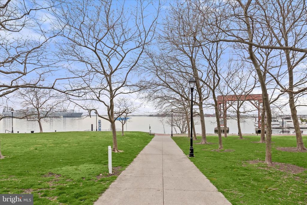 Image 46 of property listing at 2702 LIGHTHOUSE PT E #516, Baltimore, MD 21224