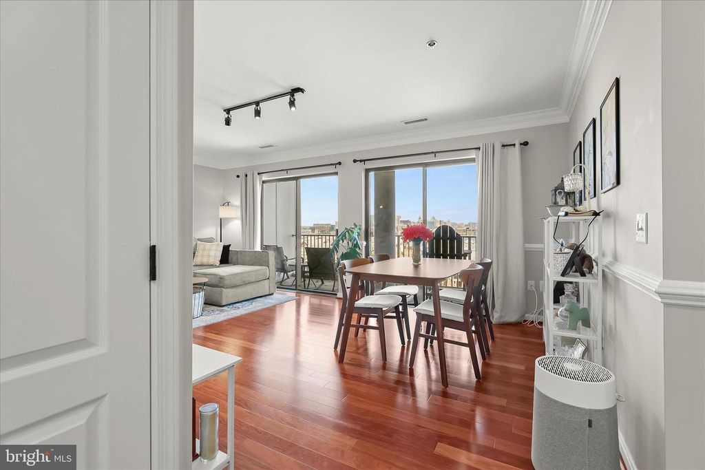 Image 4 of property listing at 2702 LIGHTHOUSE PT E #516, Baltimore, MD 21224