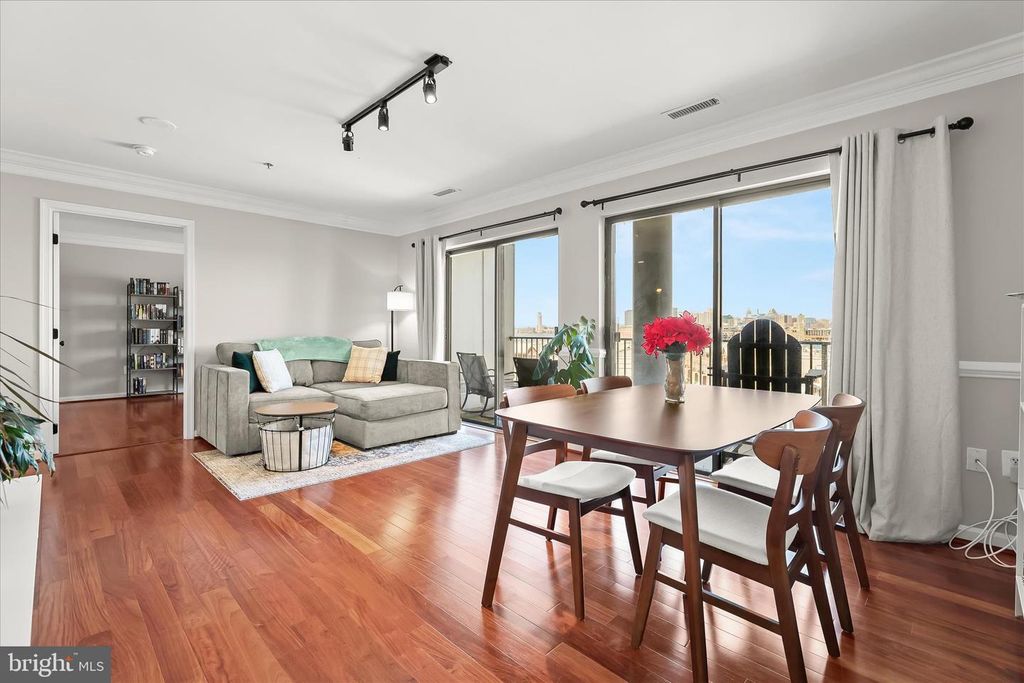 Image 5 of property listing at 2702 LIGHTHOUSE PT E #516, Baltimore, MD 21224