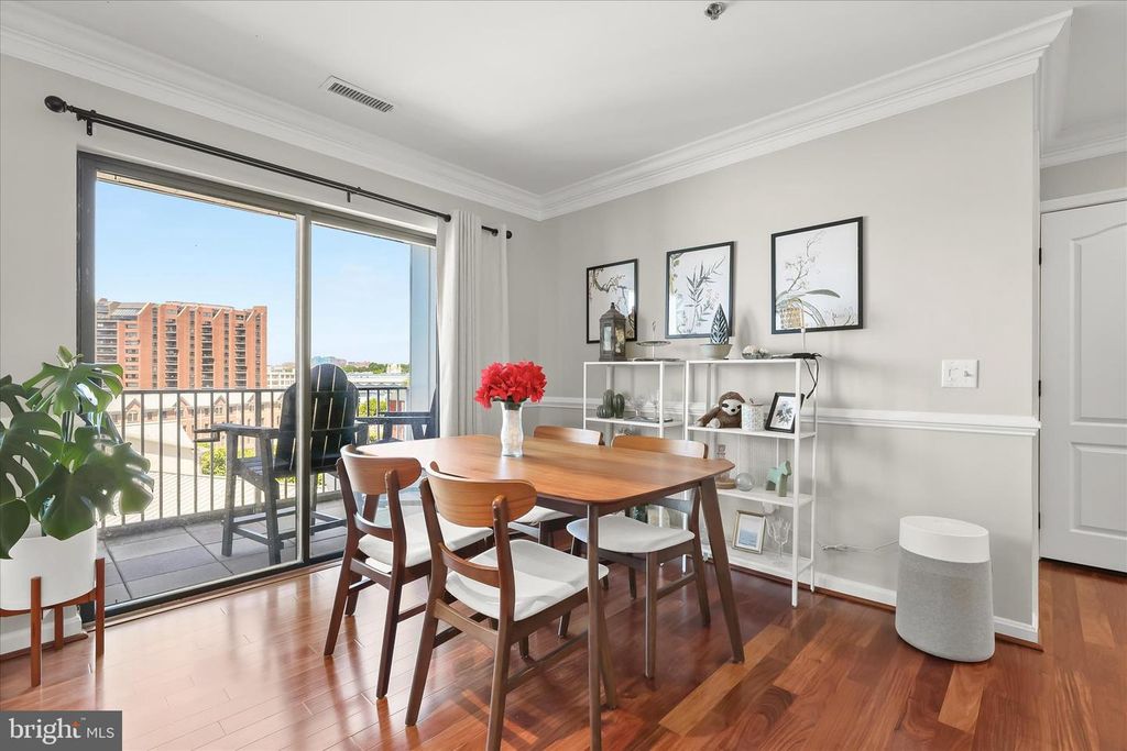 Image 6 of property listing at 2702 LIGHTHOUSE PT E #516, Baltimore, MD 21224