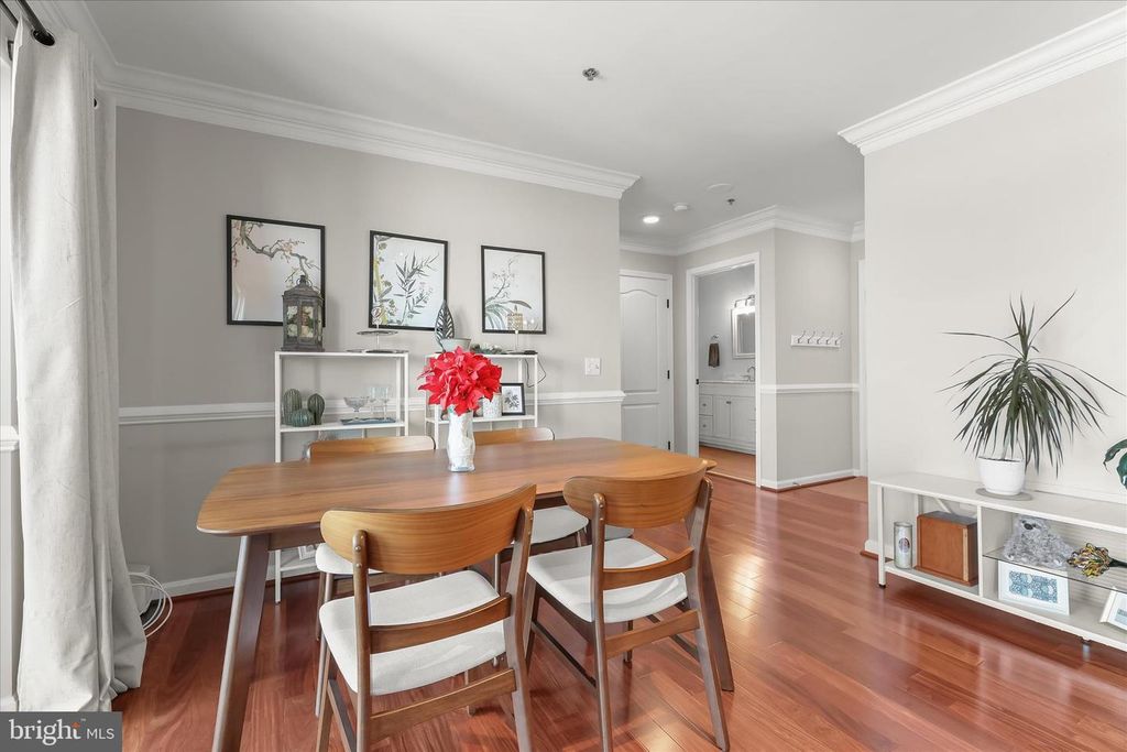 Image 7 of property listing at 2702 LIGHTHOUSE PT E #516, Baltimore, MD 21224